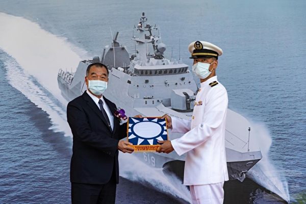 中華民國國防部長邱國正授與首任塔江軍艦艦長劉少校海軍旗。（軍聞社提供）