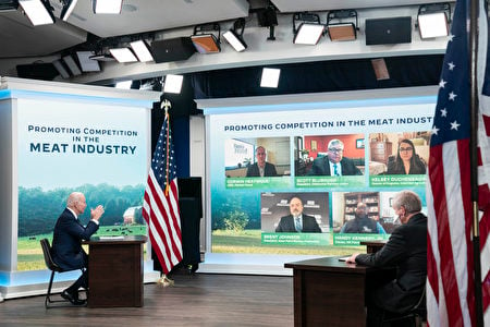 2022年1月3日，美國總統拜登在一場有關增加肉品業良性競爭、降低肉品成本的會議上發言。拜登總統聽取了司法部長、農業部長和獨立農民的發言。（Sarah Silbiger/Getty Images）