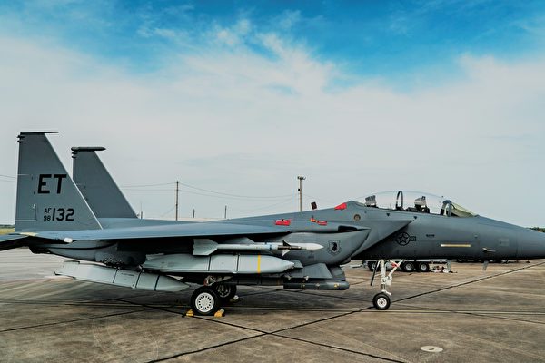 2021年5月11日，一架F-15E打擊鷹戰機在佛羅里達州埃格林空軍基地，展示可攜帶總計5枚AGM-158（JASSM）導彈。（美國空軍）
