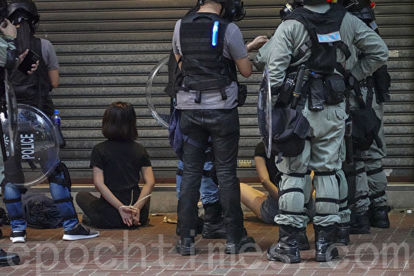 香港「反送中」運動已進入第六個月，港警、中共武警的殘暴行徑，導致抗爭者被逮捕後遭受酷刑、虐待，女生遭性侵，被自殺。（大紀元）