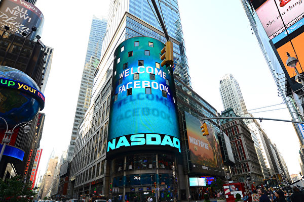 2012年5月18日，紐約時代廣場納斯達克證券交易所外的屏幕上閃爍著歡迎Facebook的標誌。（EMMANUEL DUNAND/AFP via Getty Images）