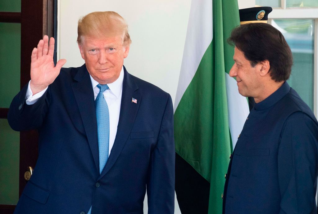 7月22日美國總統特朗普（左）在白宮會見到訪的巴基斯坦總理伊姆蘭‧汗（右）。（JIM WATSON/AFP/Getty Images）
