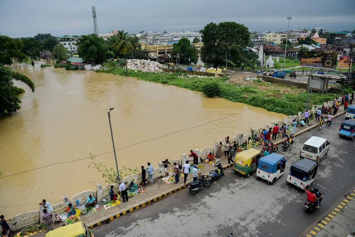 2025年6月1日,連日暴雨過後,印度特里普拉邦首府阿加爾塔拉(Agartala)市區內的豪拉河(Howrah River)水位已超過警戒線。(Abhisek Saha/Middle East Images/AFP via Getty Images)
