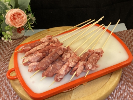 用竹籤把羊肉穿好。(梁廚美食提供)