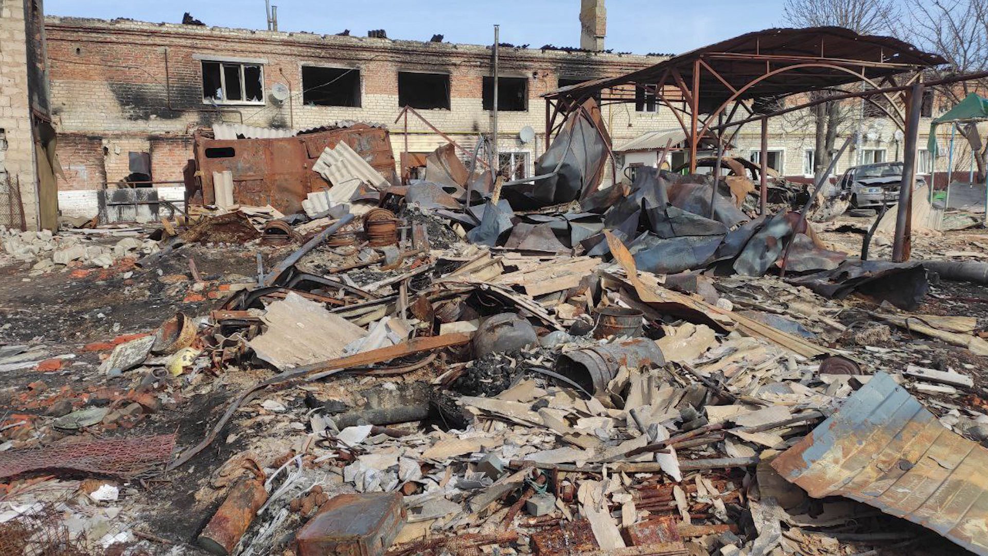 圖為2025年3月13日,俄羅斯庫爾斯克地區的城鎮蘇賈(Sudzha)被戰火摧毀的景象。(Handout/Russian Defence Ministry/AFP)