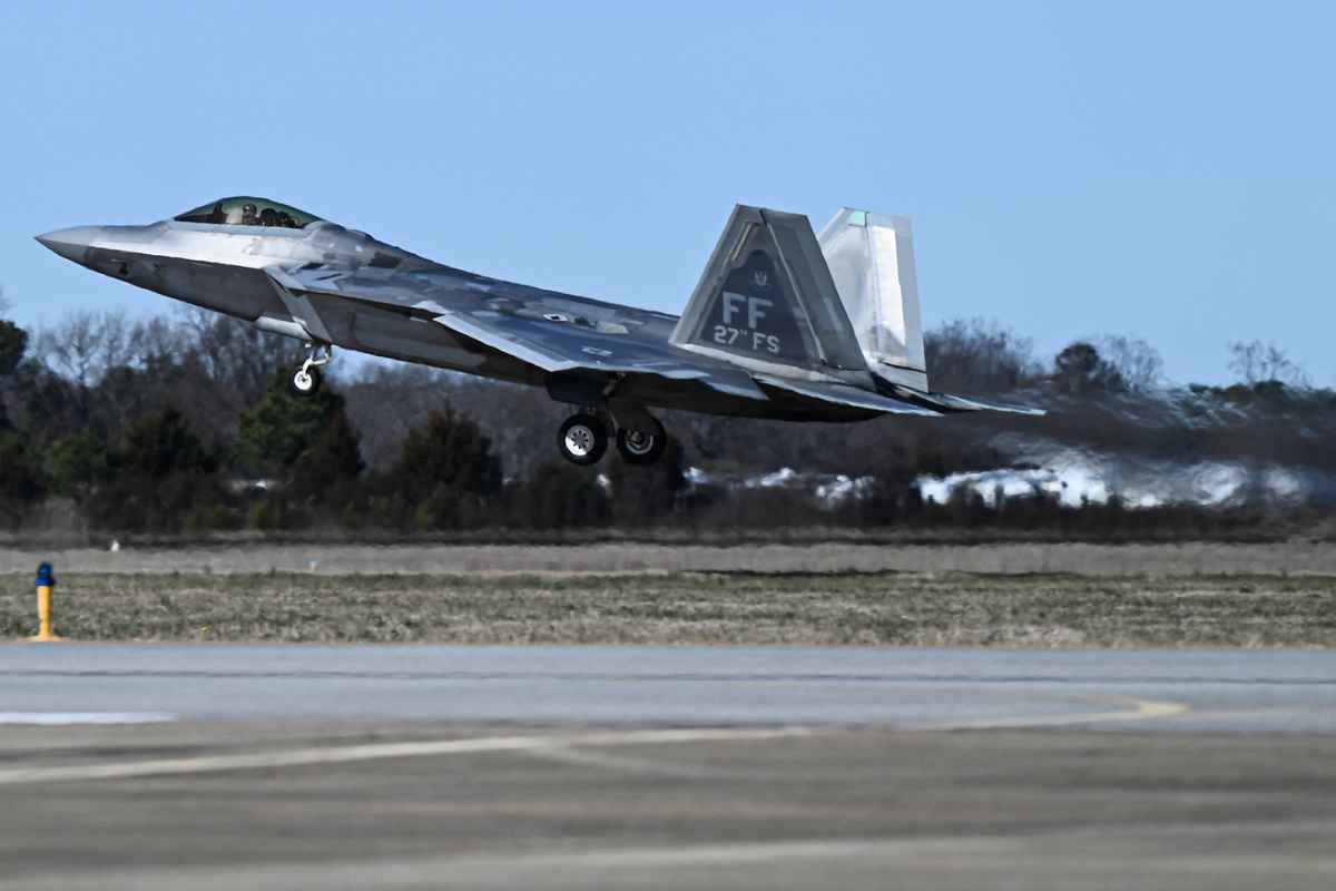 2023年2月4日，一架F-22猛禽戰鬥機從維珍尼亞州蘭利-尤斯蒂斯聯合基地起飛，前往南卡羅來納州海岸外執行擊落中共間諜氣球的任務。（美國國防部）