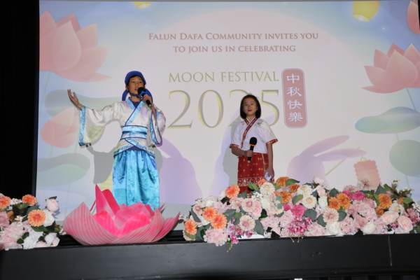 悉尼明慧學校學生的詩朗誦表演。(夏楚君/大紀元)
