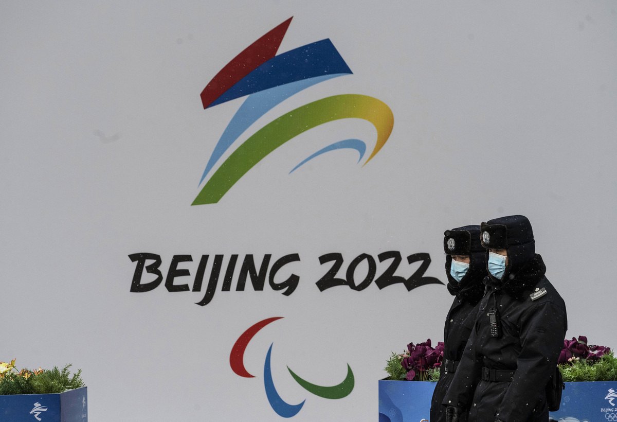 2022年1月20日，在中國北京的一場大雪中，保安從北京2022年冬奧會的廣告牌旁邊走過。系列賽事將於2月4日開幕。 （Kevin Frayer/Getty Images）
