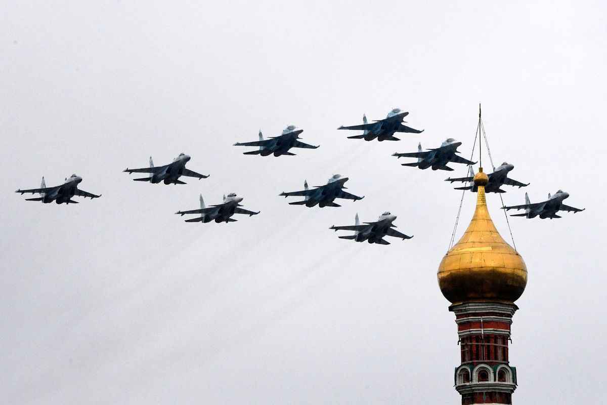 中共被爆正在為莫斯科軍方提供所需的技術。圖為2021年5月9日，在莫斯科的勝利日閱兵式上，俄羅斯蘇-35S戰鬥機、蘇-34軍用戰鬥機和蘇-30SM噴氣式戰鬥機在莫斯科市中心上空列隊飛行。（Alexander Nemenov/AFP via Getty Images）
