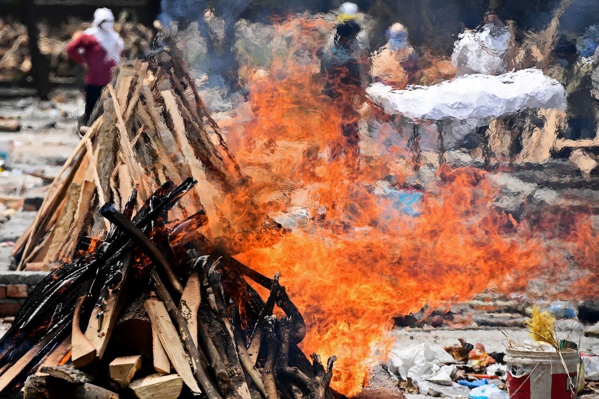 2021年5月4日，中共病毒（武漢肺炎）死者家人和親戚將其屍體運到新德里一家火葬場。（TAUSEEF MUSTAFA/AFP via Getty Images）