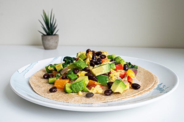來自豆類的植物蛋白比動物蛋白更具有飽足感。圖為包含蔬菜與黑豆的墨西哥捲餅。（Shutterstock）