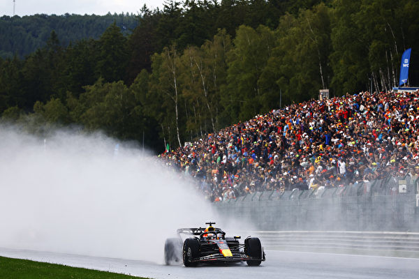 2023年7月29日,F1比利時站衝刺賽在濕滑的賽道上進行,紅牛荷蘭籍車手韋斯達賓(Max Verstappen)奪得冠軍。圖為韋斯達賓駕駛紅牛賽車在比賽中的瞬間。(Francois Nel/Getty Images)