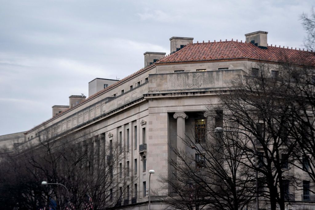 圖為2022年1月25日，位於華盛頓特區的美國司法部大樓外觀。（Stefani Reynolds/AFP via Getty Images）