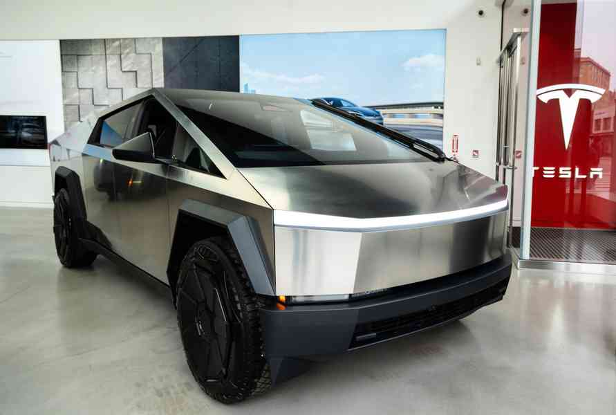 Tesla因安全風險在美召回逾7.6萬輛汽車