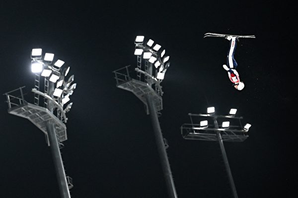 2022年2月10日，美國選手阿什利‧考德威爾（Ashley Caldwell）參加北京冬奧會自由滑雪空中技巧混合團體決賽。（MARCO BERTORELLO/AFP via Getty Images）
