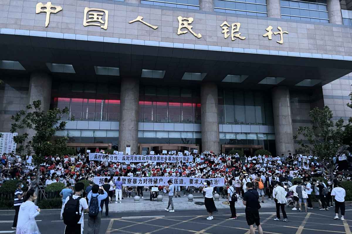 2022年7月10日，數千名來自全國各地的河南村鎮銀行受害存戶在中國人民銀行鄭州支行前維權抗議，遭到大批白衣人、黑衣人暴力毆打。（Handout/Courtesy Of An Anonymous Source/AFP）