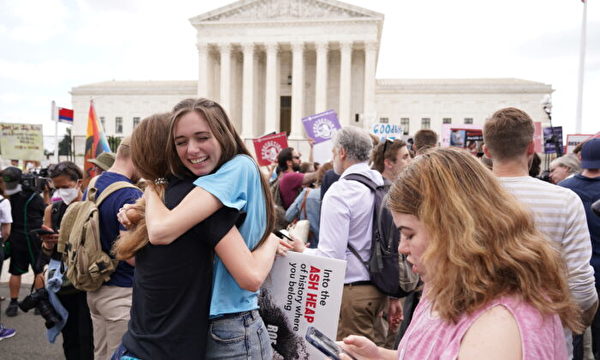 2022年6月24日，最高法院正式推翻羅訴韋德案（Roe v. Wade）後，反墮胎支持者在華盛頓最高法院外擁抱。 （Mandel Ngan/AFP via Getty Images）