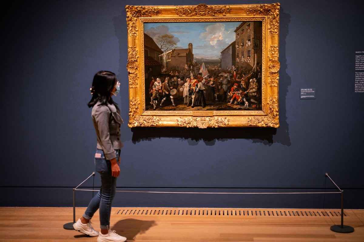 2021年11月1日，英國倫敦，泰特美術館（Tate Britain）舉行「Hogarth歐洲畫展」（Hogarth and Europe exhibition），圖為英國藝術家William Hogarth創作的《The March of the Guards to Finchley》。（Tolga Akmen/AFP via Getty Images）