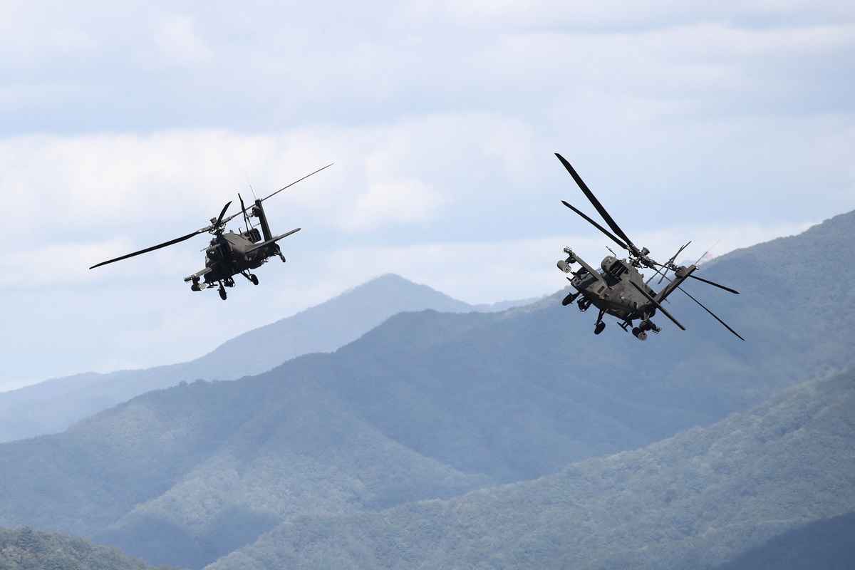 2022年9月20日，南韓抱川市（Pocheon），南韓防務展（DX Korea 2022）前，陸軍兩架阿帕奇（Apache）直升機在空中盤旋。（Chung Sung-Jun/Getty Images）