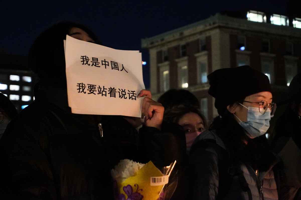 2022年11月28日，紐約的中國留學生在哥倫比亞大學校園內為烏魯木齊火災傷亡者舉辦燭光悼念活動。（林宜君／大紀元）