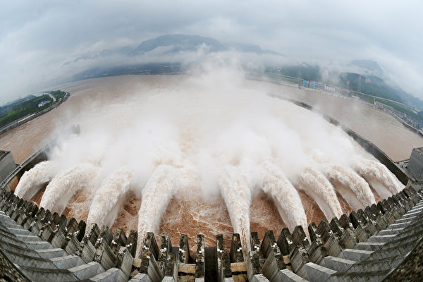 在過去10天裏，三峽水庫水位上漲了12米，已達160.47米，直逼175米正常蓄水位。（AFP/Getty Images）