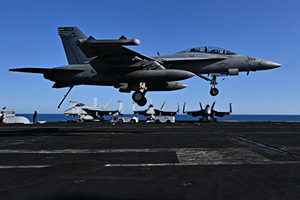 艦載F/A-18戰機被風吹落海底 美軍成功打撈