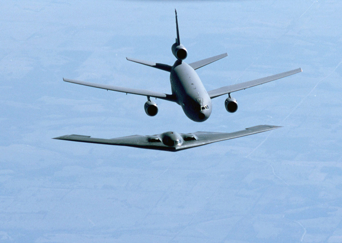 B-2與空中加油機 KC-10A。（維基百科公有領域）