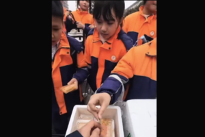 90後老師變攤販 到校門口賣火雞麵