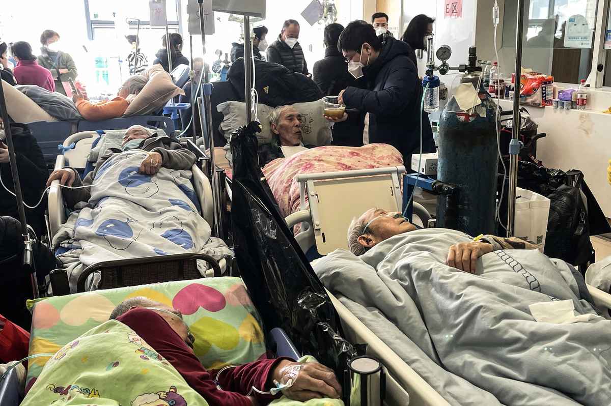 2023年1月3日，在上海同仁醫院，躺在擔架上的病人。據媒體1月3日報道，上海瑞金醫院的一名副院長表示，在中國病例大增期間，上海70%的人口可能已經感染了COVID-19。（Hector Retamal/AFP via Getty Images）