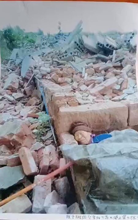 91歲老人倒臥被強拆的廢墟中。（受訪者提供）