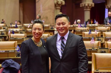 紐約州眾議會亞裔議員牛毓琳（左）和金兌錫（右）。 （大紀元資料圖片）