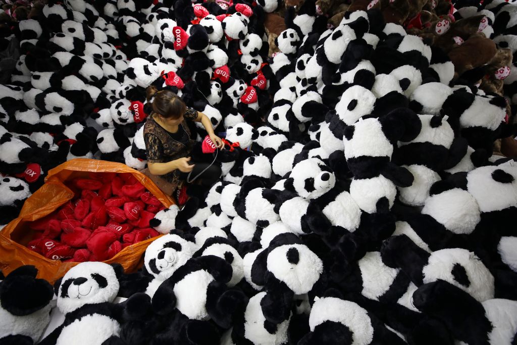 圖為中國玩具廠的工人在工作。（STR/AFP via Getty Images）