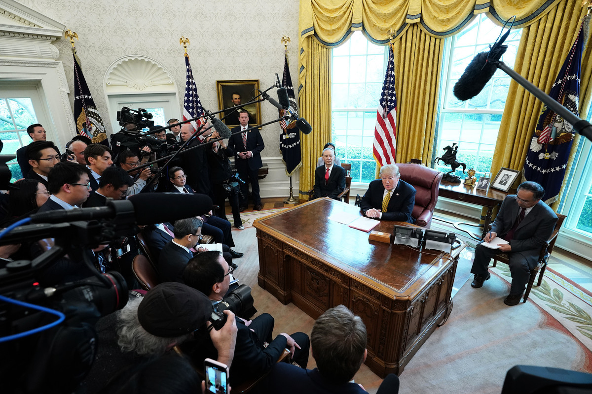 周四，特朗普總統在白宮橢圓辦公室接見劉鶴，這是他在最近兩個多月來第三度在白宮與劉鶴見面。（Chip Somodevilla/Getty Images）