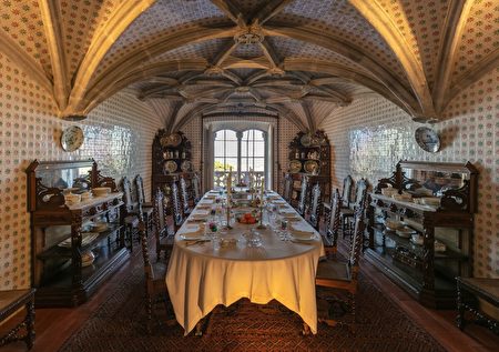 佩納宮王室餐廳(royal dining room)的前身是熱羅尼莫斯修道院僧侶的食堂。大餐桌和其它裝飾物是於1866年委託里斯本藝術家加斯帕(Casa Gaspar)製作的。(Deigo Delso/CC BY-SA 4.0)