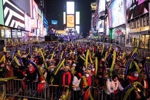 病毒擋不住 紐約時代廣場1.5萬人倒數跨年