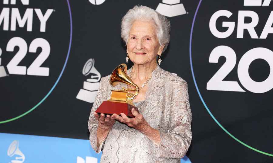 95歲奶奶獲拉丁格林美獎 實現兒時音樂夢想