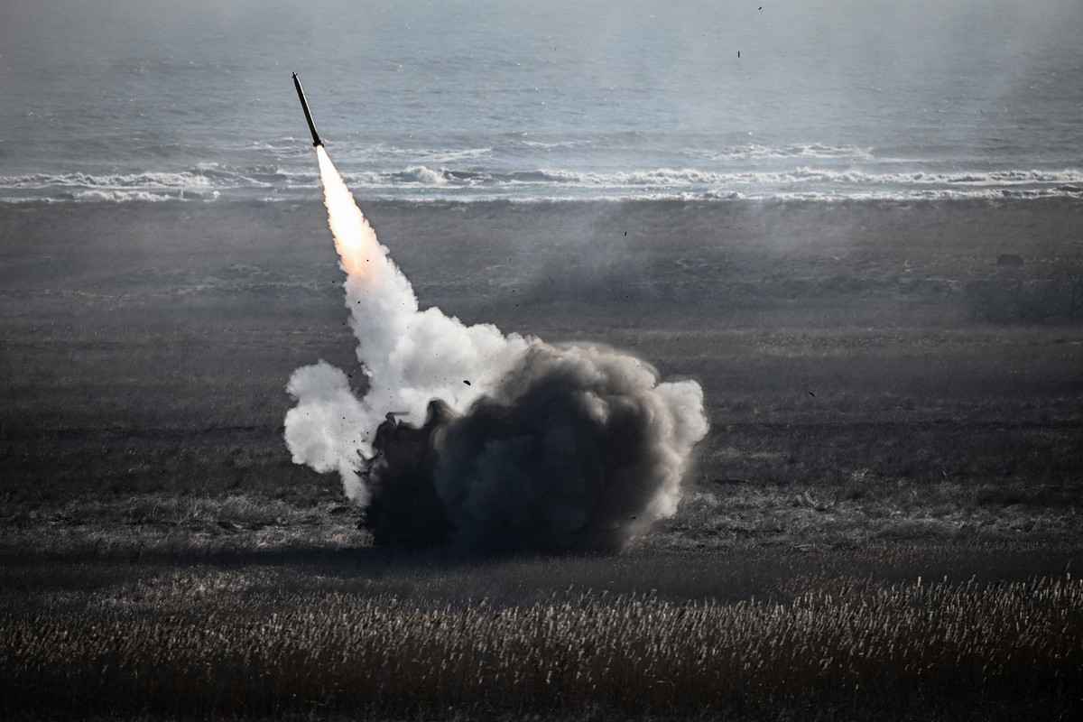 2023年2月9日，羅馬尼亞康斯坦薩（Constanta），法軍的多管火箭系統（Multiple Launch Rocket System，簡稱MLRS）在「王家鷹23」（Eagle Royal 23）演習期間發射火箭。（Daniel Mihailescu/AFP）
