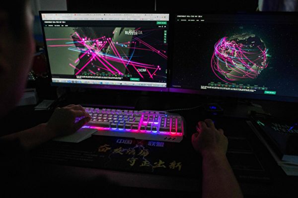2020年8月4日，一名黑客在中國廣東東莞市使用他的電腦。（Nicolas Asfouri/AFP via Getty Images）
