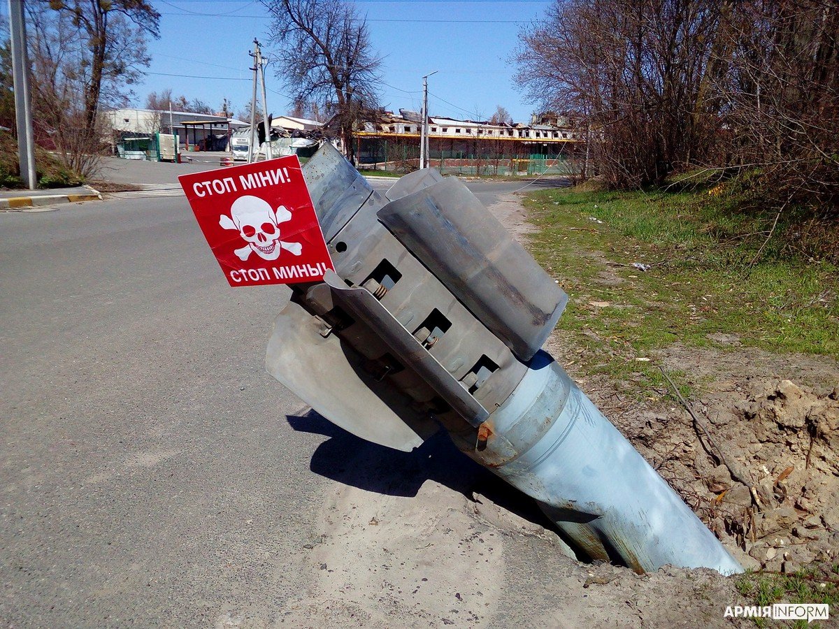 2022年4月19日，烏克蘭軍方公布的落在基輔郊區城鎮戈斯托梅爾（Gostomel）的俄軍未爆導彈。（烏克蘭國防部）