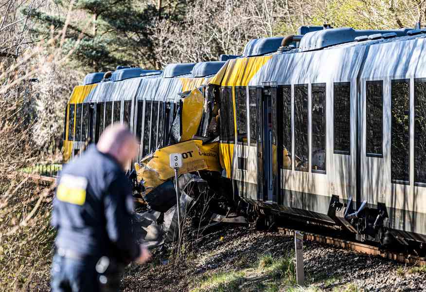 丹麥兩列火車相撞 17傷4人情況危殆