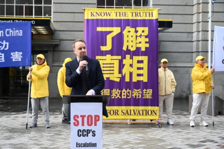 2025年6月28日,法輪功學員在紐西蘭奧克蘭集會遊行,揭露中共對法輪功學員長達26年的迫害,呼籲國際社會正義人士共同努力、制止中共的反人類罪行。圖為人權律師Kerry Gore在集會上發表演講。(趙凱/大紀元)