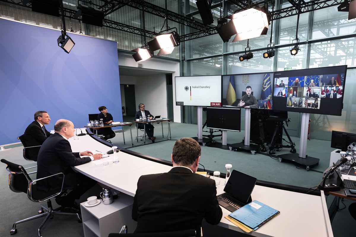 2022年10月11日，七國集團（G7）國家元首召開視像會議，討論烏克蘭局勢。烏克蘭總統澤連斯基（Volodymyr Zelenskyy）也連線露面。（Steffen Kugler/Bundesregierung via Getty Images）