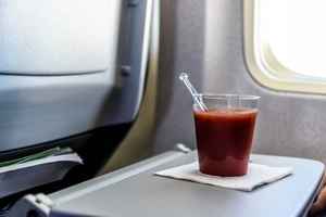 為甚麼在飛機上很多乘客都點番茄汁？專家有答案