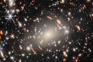 ESA發布新圖：韋伯望遠鏡拍到遙遠巨大星系團