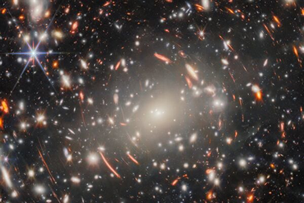 ESA發布新圖：韋伯望遠鏡拍到遙遠巨大星系團