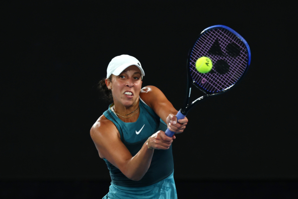 2025年1月25日,在澳洲公開賽女單決賽上,29歲美國老將姬絲(Madison Keys)以6:3/2:6/7:5戰勝了莎巴蘭卡,奪得個人職業生涯首個大滿貫冠軍。圖為姬絲在比賽中擊球瞬間。(Graham Denholm/Getty Images)