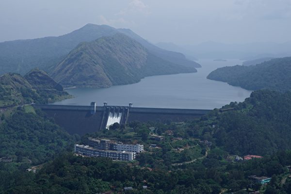 2021年10月19日,印度喀拉拉邦(Kerala)伊杜基(Idukki),豪雨過後,切魯托尼大壩(Cheruthoni Dam)水位一度高達2,395呎,於是開啟閘門洩洪。(APPU S. NARAYANAN/AFP via Getty Images)