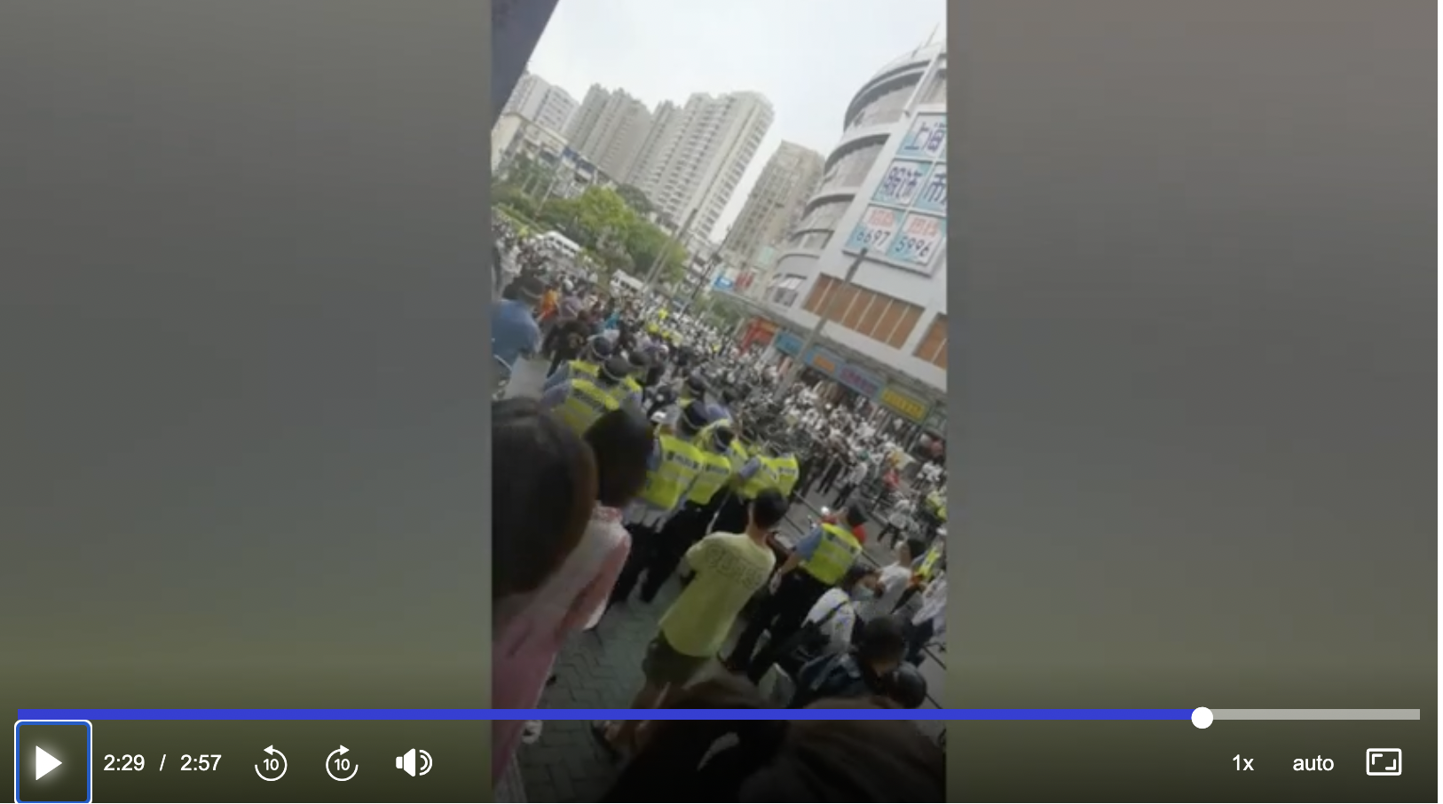 2022年6月13日，上海七浦路服裝市場數百名商戶上街遊行，要求減免租金。（影片截圖）