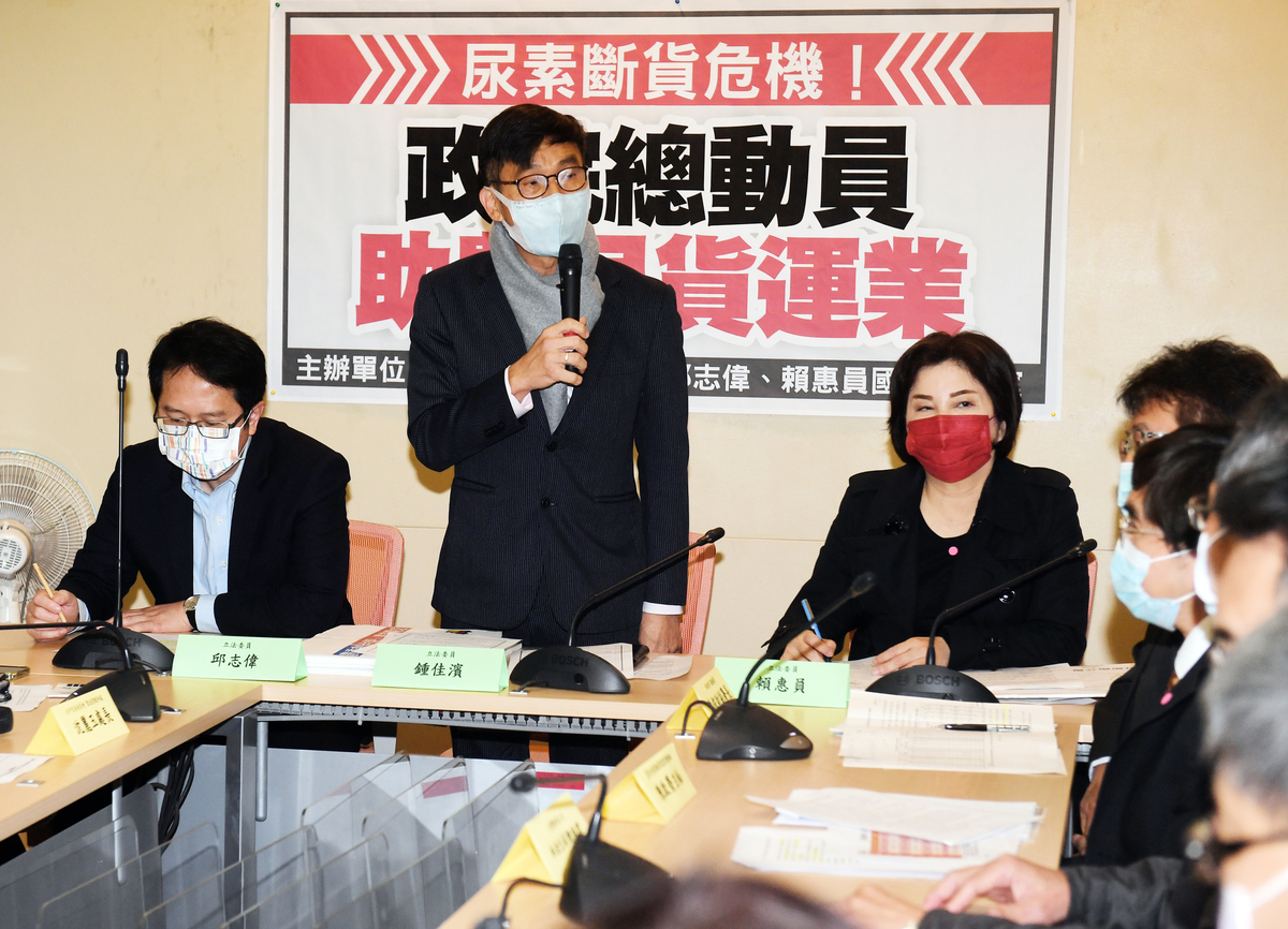 民進黨立委邱志偉（左起）、鍾佳濱、賴惠員7日在立法院舉行「尿素斷貨危機，政院總動員助農民貨運業」記者會。（中央社）