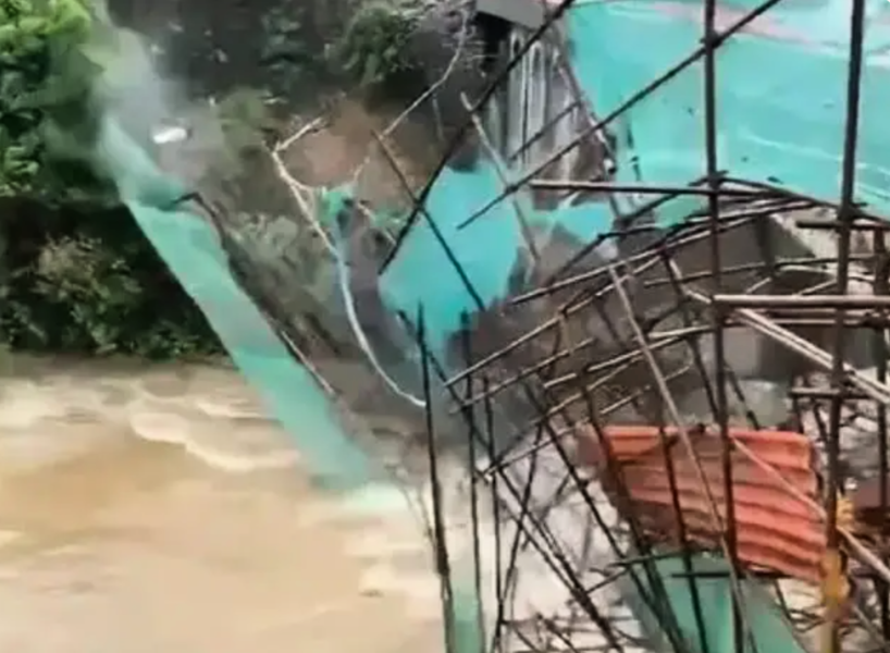 超強暴雨來襲 廣東韶關一大橋鐵架被沖塌